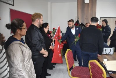 &Ouml;ğretmenlere ve &ouml;ğrencilere &ccedil;i&ccedil;ek verildi