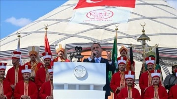 Ok&ccedil;ular Vakfı Başkanı Haydar Ali Yıldız Ahlat Millet Bah&ccedil;esi'nde Tarihi Zaferi Kutladı