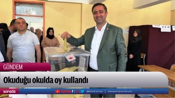 Okuduğu okulda oy kullandı