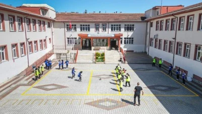 Okul bah&ccedil;elerine &ccedil;izilen geleneksel oyunlar ilgi &ccedil;ekiyor