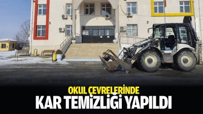 Okul &ccedil;evrelerinde kar temizliği yapıldı