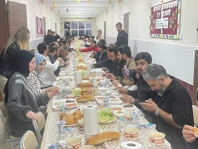 Okul koridorunda iftar