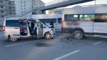 Okul Servisi ile Otomobil &Ccedil;arpıştı: 5 Yaralı