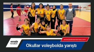 Okullar voleybolda yarıştı