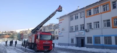 Okullarda kar ve buz temizliği