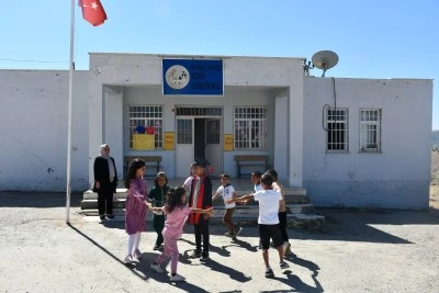 Okulun tek 4. sınıf &ouml;ğrencisi i&ccedil;in mezuniyet t&ouml;reni d&uuml;zenlendi