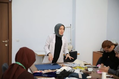 Okuma yazma kursuyla başladığı eğitim yolculuğunda hem &uuml;niversiteli hem usta &ouml;ğretici oldu