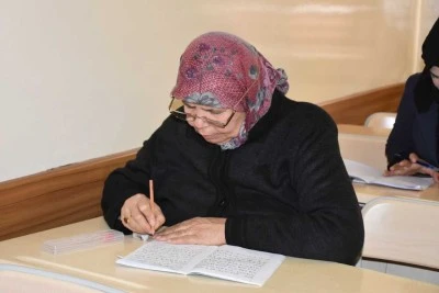 Okuma yazma &ouml;ğrenen 65 yaşındaki kadın hayaline kavuştu