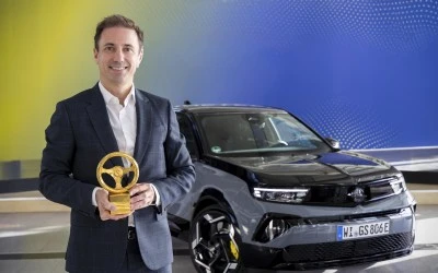 Opel Mokka GSE'ye "2025 Altın Direksiyon &Ouml;d&uuml;l&uuml;"