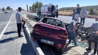 Orta ref&uuml;je &ccedil;arpan otomobilin s&uuml;r&uuml;c&uuml;s&uuml; yaralandı