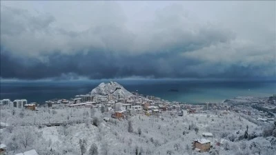 Orta ve Doğu Karadeniz'de kuvvetli sağanak, y&uuml;ksek kesimlerinde kar bekleniyor