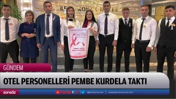 Otel personelleri pembe kurdela taktı