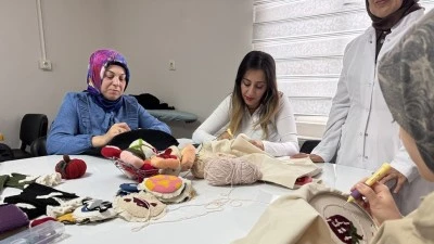 Otizmli oğlunun bakım s&uuml;recinde el sanatlarıyla hayata tutundu