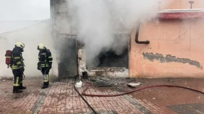 Oto yıkama d&uuml;kkanında &ccedil;ıkan yangın s&ouml;nd&uuml;r&uuml;ld&uuml;