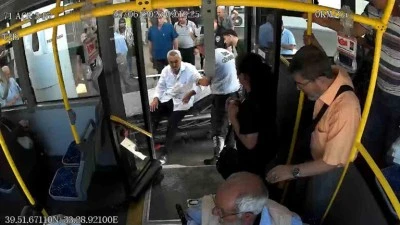 Otob&uuml;s şof&ouml;r&uuml;, rahatsızlanan yolcuyu hastaneye yetiştirdi