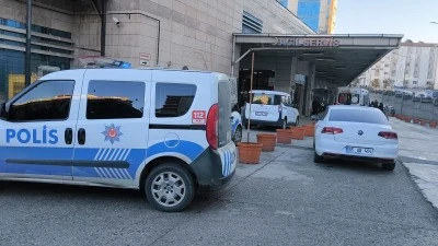 Otob&uuml;sle &ccedil;arpışan motosikletteki 2 kardeşten biri &ouml;ld&uuml;