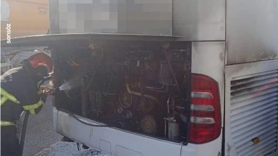Otob&uuml;s&uuml;n motor b&ouml;l&uuml;m&uuml;nde &ccedil;ıkan yangın s&ouml;nd&uuml;r&uuml;ld&uuml;