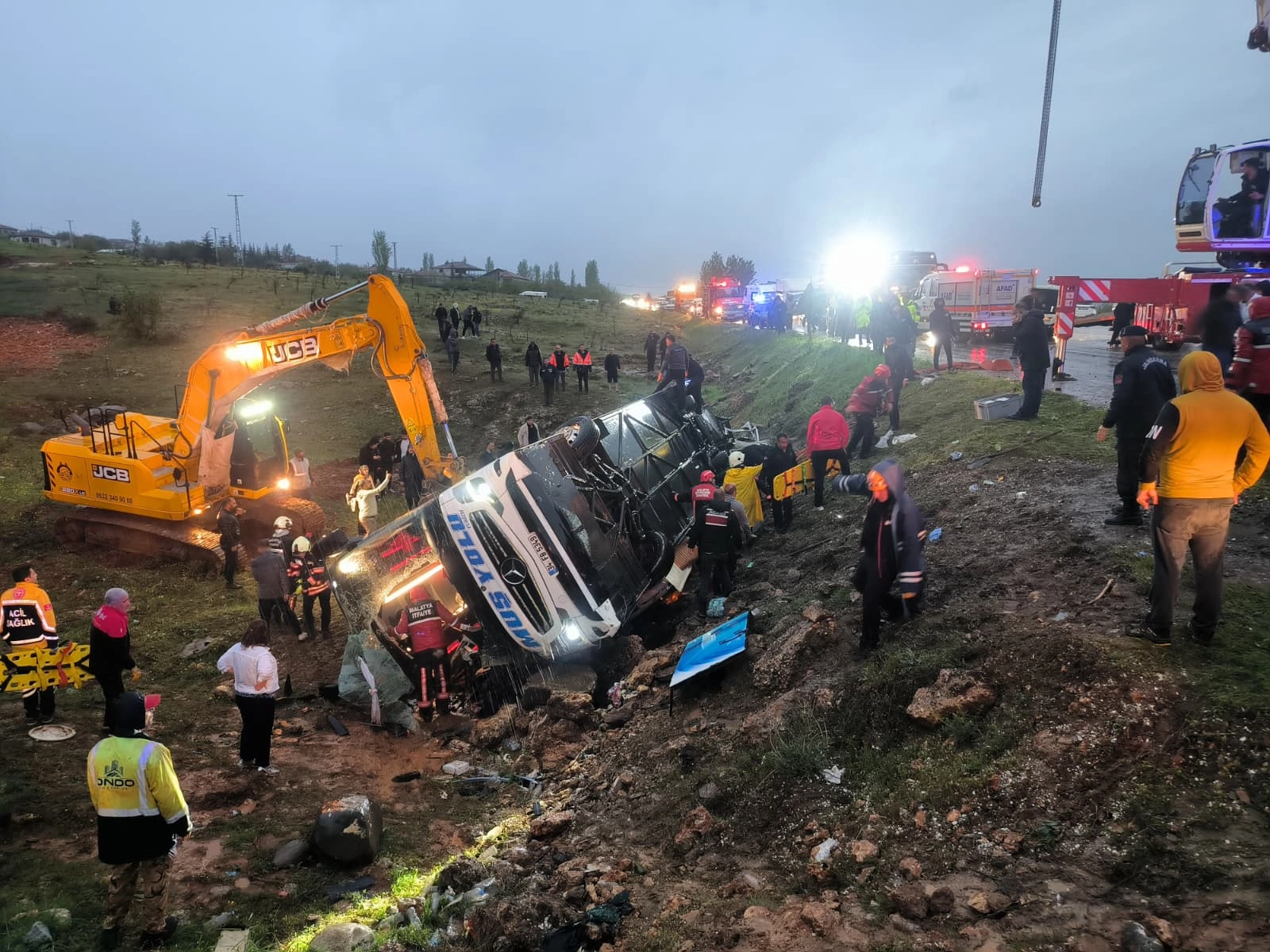 Otob&uuml;s&uuml;n şarampole devrilmesi sonucu 3 kişi &ouml;ld&uuml;, 22 kişi yaralandı
