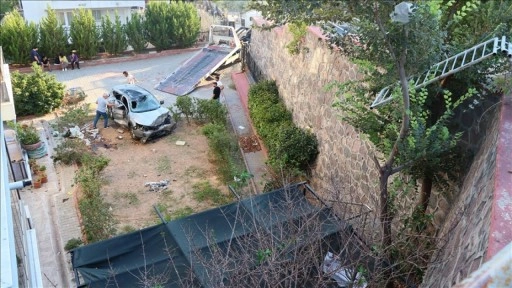 Otomobil Apartmana &Ccedil;arptı ve Bah&ccedil;eye D&uuml;şt&uuml;