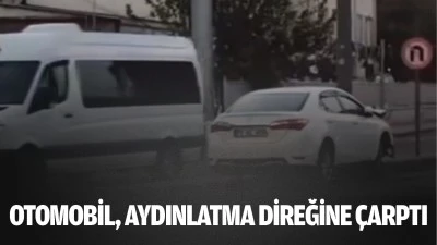 Otomobil, aydınlatma direğine &ccedil;arptı