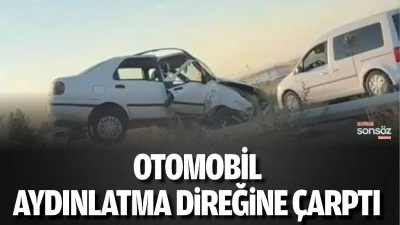 Otomobil, aydınlatma direğine &ccedil;arptı