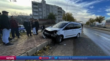 Otomobil ile hafif ticari ara&ccedil; &ccedil;arpıştı 4 kişi yaralandı