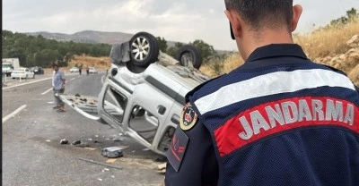 Otomobil ile hafif ticari ara&ccedil; &ccedil;arpıştı, 5 kişi yaralandı