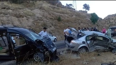 Otomobil ile hafif ticari aracın &ccedil;arpıştığı kazada 1 kişi &ouml;ld&uuml;, 7 kişi yaralandı
