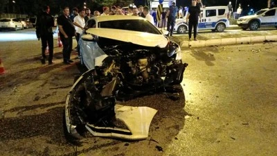 Otomobil ile hafif ticari aracın &ccedil;arpıştığı kazada 1 kişi &ouml;ld&uuml;