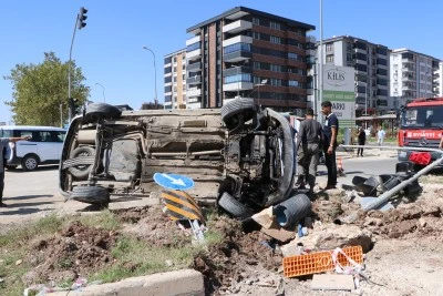 Otomobil ile hafif ticari aracın &ccedil;arpıştığı kazada 3 kişi yaralandı