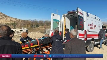 Otomobil ile iş makinesi &ccedil;arpıştı, 3 kişi yaralandı