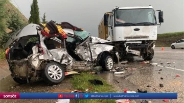Otomobil ile kamyonun &ccedil;arpışması sonucu 2 kişi &ouml;ld&uuml;