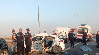 Otomobil ile minib&uuml;s &ccedil;arpıştı, 3 kişi &ouml;ld&uuml;, 7 kişi yaralandı