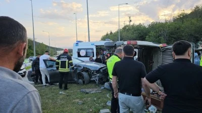 Otomobil ile minib&uuml;s&uuml;n &ccedil;arpışması sonucu 4 kişi yaralandı