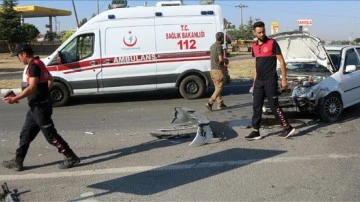Otomobil ile trakt&ouml;r &ccedil;arpıştı, 3 kişi yaralandı