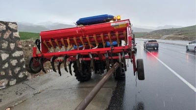 Otomobil ile trakt&ouml;r&uuml;n &ccedil;arpıştığı kazada 5 kişi yaralandı