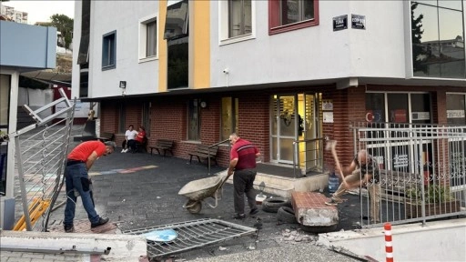 Otomobil Kontrolden &Ccedil;ıkarak Okul Kapısına Girdi