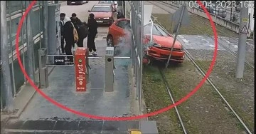 Otomobil tramvay durağına &ccedil;arptı