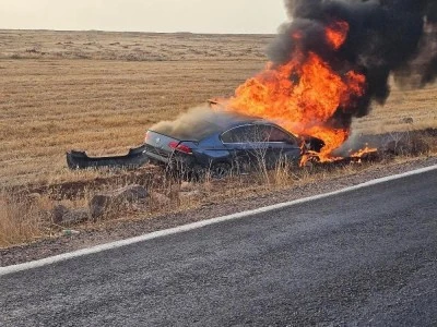 Otomobilde &ccedil;ıkan yangın itfaiye ekiplerince s&ouml;nd&uuml;r&uuml;ld&uuml;
