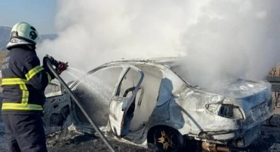 Otomobilde &ccedil;ıkan yangın s&ouml;nd&uuml;r&uuml;ld&uuml;