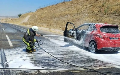 Otomobilde &ccedil;ıkan yangını itfaiye ekipleri s&ouml;nd&uuml;rd&uuml;