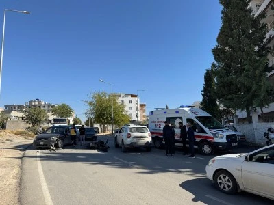 Otomobile &ccedil;arpan motosiklet s&uuml;r&uuml;c&uuml;s&uuml; yaralandı