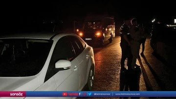 Otomobile silahlı saldırıda 3'&uuml; ağır 6 kişi yaralandı