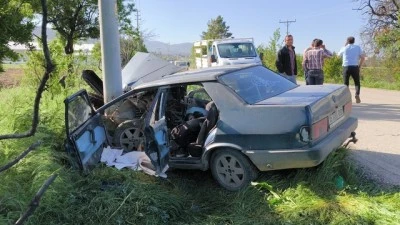 Otomobilin elektrik direğine &ccedil;arptığı kazada 2 kişi yaralandı