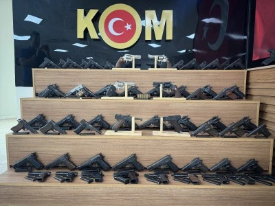 Otomobilin motor kısmında 65 tabanca ele ge&ccedil;irildi