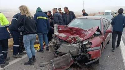 Otomobilin trakt&ouml;r&uuml;n r&ouml;morkuna &ccedil;arpması sonucu 3 kişi yaralandı
