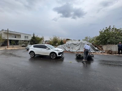 Otomobille &ccedil;arpışan motosiklet s&uuml;r&uuml;c&uuml;s&uuml; ağır yaralandı