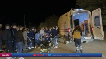 Otomobille &ccedil;arpışan motosiklet s&uuml;r&uuml;c&uuml;s&uuml; yaralandı