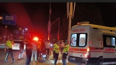 Otomobille &ccedil;arpışan motosikletin s&uuml;r&uuml;c&uuml;s&uuml; ağır yaralandı