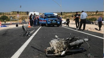 Otomobille &ccedil;arpışan motosikletin s&uuml;r&uuml;c&uuml;s&uuml; hayatını kaybetti